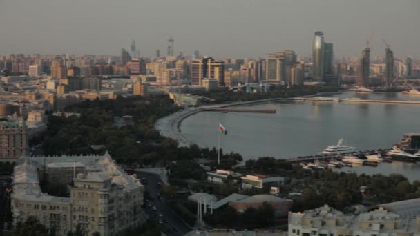 Вид на Баку, Азербаджан во время заката с центра города и Каспия — стоковое видео
