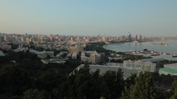 Panoramisch uitzicht op Bakoe, Azerbeidzjan tijdens zonsondergang met op het centrum en de Kaspische Zee — Stockvideo