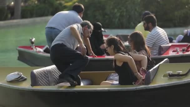 Łodzie gondolowe pływają wzdłuż kanałów w słoneczny letni dzień. Mała Wenecja na Baku — Wideo stockowe