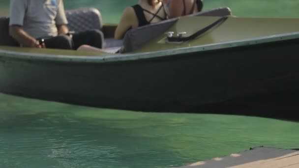 Гондолы плывут вдоль каналов в солнечный летний день. Маленькая Венеция на Баку — стоковое видео