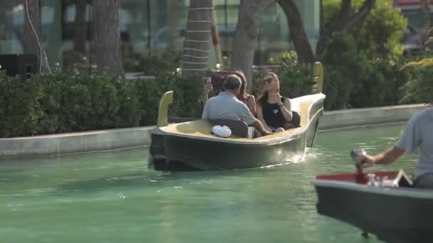 Гондолы плывут вдоль каналов в солнечный летний день. Маленькая Венеция на Баку — стоковое видео
