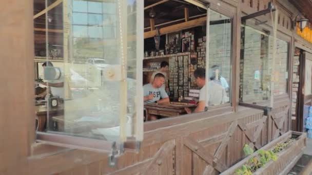 Twee mannen spelen backgammon in een lokaal café. Oostelijke atmosfeer. — Stockvideo
