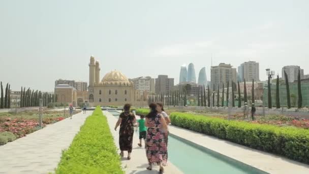 Florero frente a la mezquita Tezepir. Vista de Bakú a través del paisaje . — Vídeo de stock