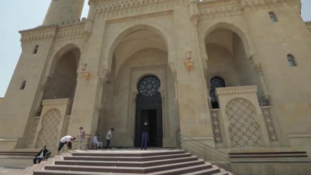 Taza Pir Mosque Baku. Men near the mosque. getting ready to enter. Big square. — 비디오