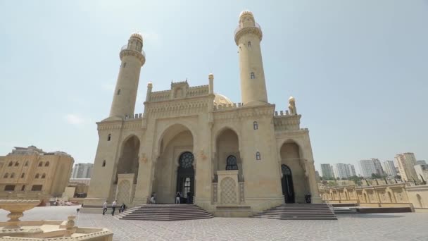 Mesquita Taza Pir Baku. Homens perto da mesquita. a preparar-se para entrar. Praça grande . — Vídeo de Stock