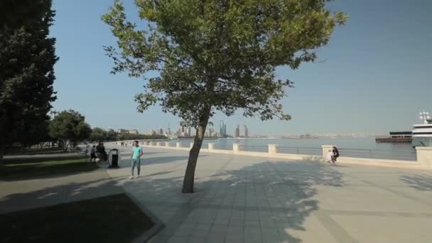 Svaghi sul lungomare. Embankment della città — Video Stock