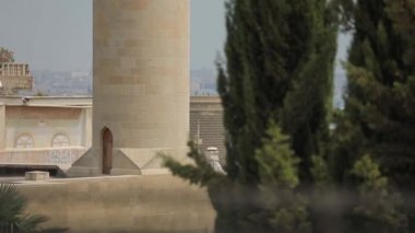 Bakü 'deki eski caminin minare manzarası - Azerbaycan Müslüman ülkesinin başkenti
