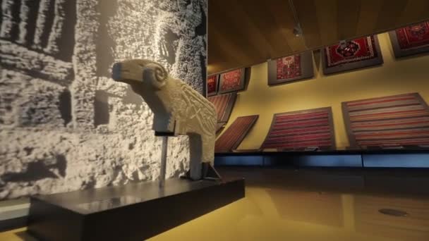 Azerbaijan Teppichmuseum. Ausstellung zeigt alte und moderne Teppiche. — Stockvideo