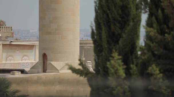 Minarettpanorama einer alten Moschee in Baku - Hauptstadt des muslimischen Landes Azerbaidschan — Stockvideo