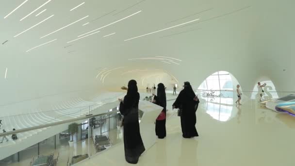 Interior del Centro Heydar Aliyev. Salón y pasillos futuristas . — Vídeos de Stock