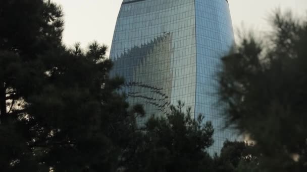 Vista de Flame Towers - el edificio más alto de Azerbaiyán ubicado en Bakú . — Vídeos de Stock