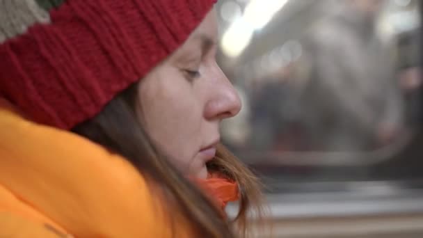 Vermoeide jonge vrouw na haar werk in slaap in de metro, vermoeidheid in de trein. Sluiten. — Stockvideo