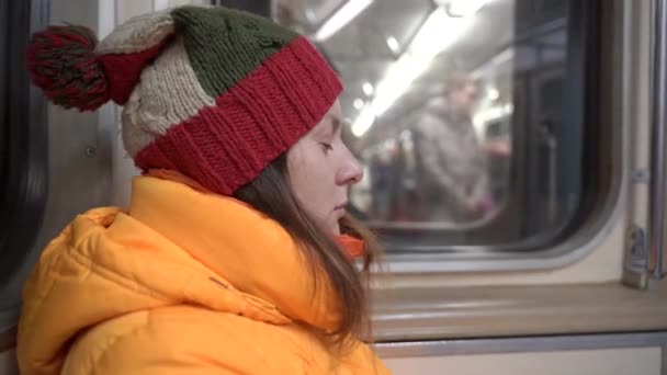Mujer joven y cansada después del trabajo dormida en el metro, cansancio en el tren — Vídeo de stock