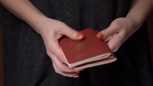 Mujer tiene en sus manos varios pasaportes rusos para, vemos solo sus manos — Vídeo de stock