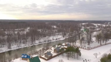 Bir Rus köyünün havadan görünüşü. Ormanın, evlerin, kilisenin üzerindeki panorama.
