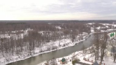 Bir Rus köyünün havadan görünüşü. Ormanın, evlerin, kilisenin üzerindeki panorama.