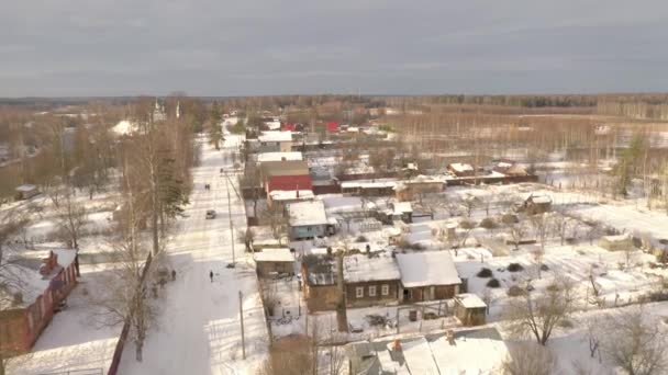 Αεροφωτογραφία ενός ρωσικού χωριού. Πανόραμα πάνω από το δάσος, σπίτια, ηλιόλουστη μέρα — Αρχείο Βίντεο