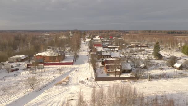 Повітряний вид на російське село. Панорама над лісом, будинками, сонячним днем — стокове відео