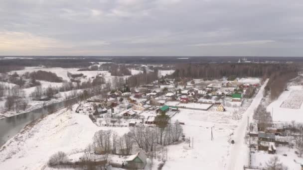 Widok z powietrza na rosyjską wioskę. Panorama nad lasem, domy, rzeka. — Wideo stockowe