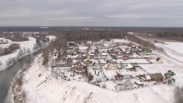 Letecký pohled na ruskou vesnici. Panorama nad lesem, domy, řeka. — Stock video