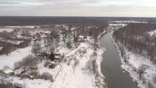 Légi felvétel egy orosz faluból. Kilátás az erdőre, házak, templom. — Stock videók