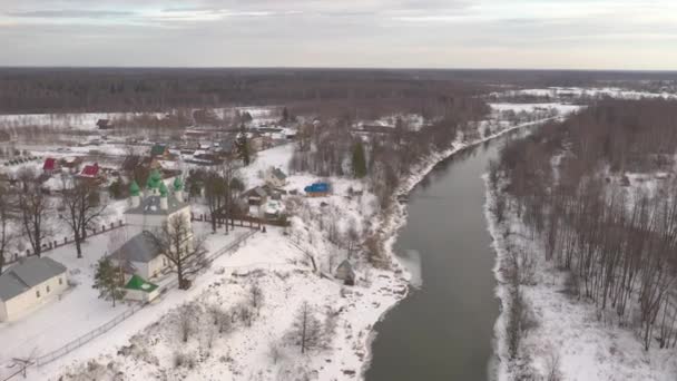 Luchtfoto van een Russisch dorp. Panorama over het bos, huizen, kerk. — Stockvideo