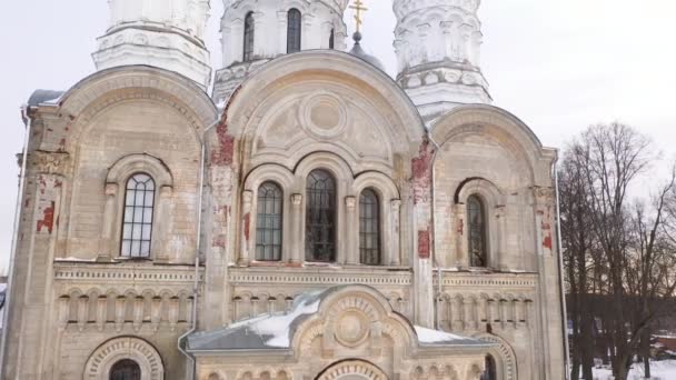 Panorama över den gamla lilla kyrkan. Den ortodoxa kyrkan i en liten rysk by — Stockvideo