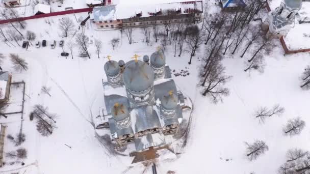 Старые церковные купола видны сверху. Православная церковь в маленькой русской деревне — стоковое видео