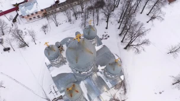 Viejas cúpulas de la iglesia vista desde arriba. La Iglesia Ortodoxa en un pequeño pueblo ruso — Vídeo de stock