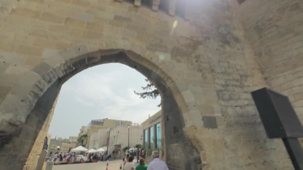 The historical center of Baku city, the camera moves along the city streets — Stock Video