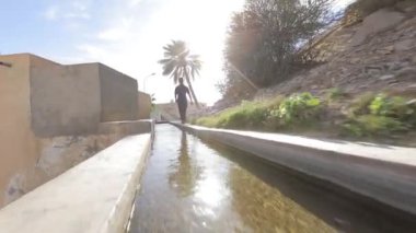 Eski bir Omani köyünde Aflaj Sulama Sistemi.