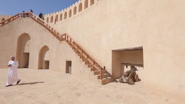 Fortaleza de Omani tradicional, plano geral e detalhes, armas e uma bandeira . — Vídeo de Stock
