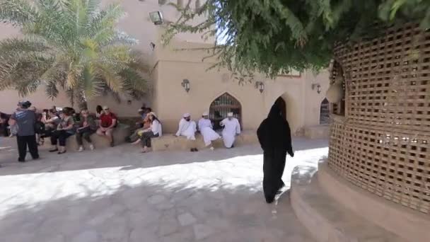 Nizwa, Omán. A város utcája, nemzeti ruhás emberek., — Stock videók