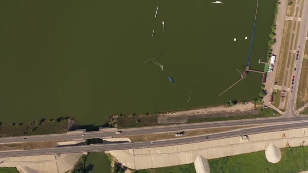 Volando sobre el cable de wakeboarding despertar vídeo aéreo parque. Agua deporte extremo . — Vídeo de stock