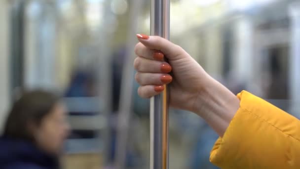 En kvinnlig hand tas av en ledstång inom kollektivtrafiken. Sjukdomsinfektion — Stockvideo