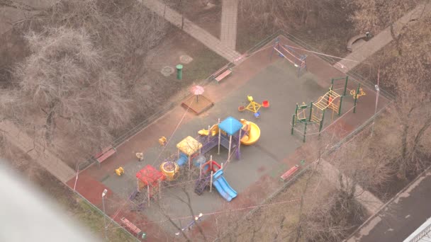 Parque infantil cerrado en Rusia debido al virus de la corona. Patio de juegos en cuarentena . — Vídeo de stock