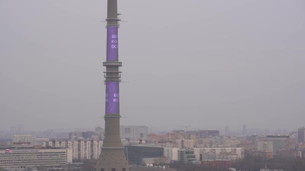 Moscú tv-tower iis haciendo campaña para la cuarentena durante la epidemia de coronavirus . — Vídeos de Stock