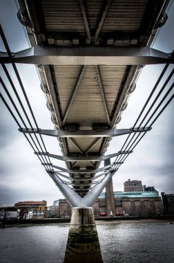 Londra'da Millennium Köprüsü altından perspektif
