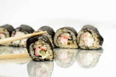 Yengeç ve peynir ruloları