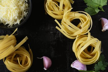 fettuccine, peynirli ve kremalı makarna