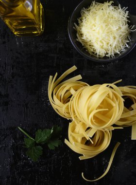 fettuccine, peynirli ve kremalı makarna