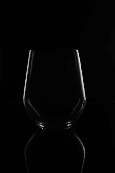 黒の背景上のガラス — ストック写真