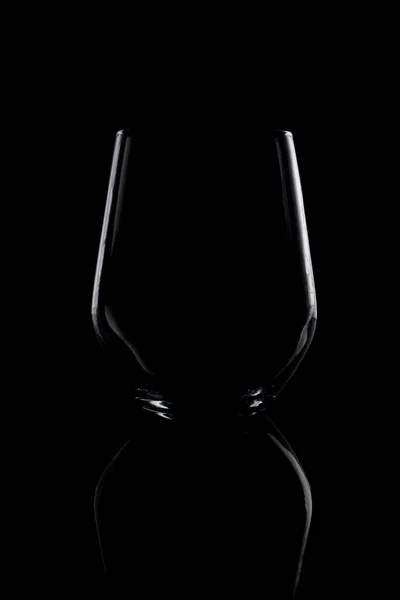 黒の背景上のガラス — ストック写真