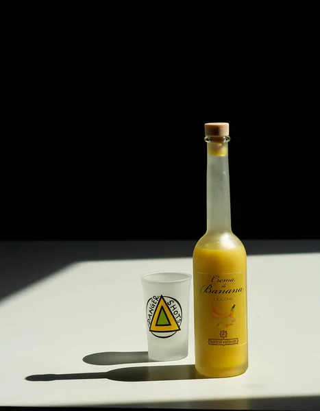 瓶の中のバナナリキュール — ストック写真