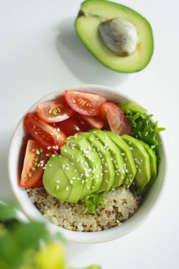 avokado ve kinoalı salata