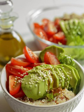 avokado ve kinoalı salata