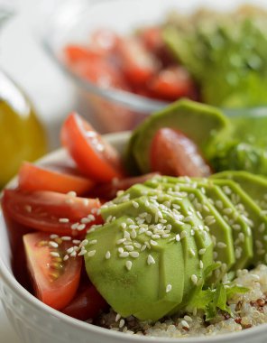 avokado ve kinoalı salata