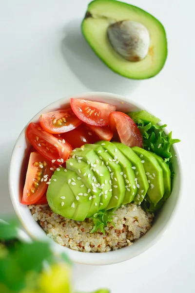 avokado ve kinoalı salata