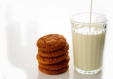 Beyaz arka planda sütlü yulaf ezmesi kurabiyeleri