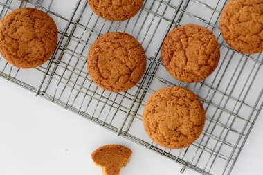 Beyaz arka planda sütlü yulaf ezmesi kurabiyeleri